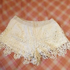 Shorts with crochet details